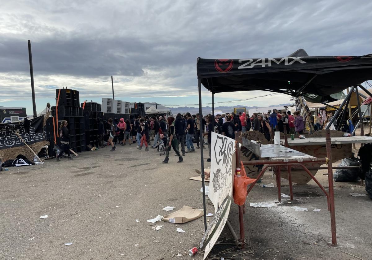 Los últimos de la 'rave' de Fuente Álamo apuran los suministros: «Los que quedan son zombis»
