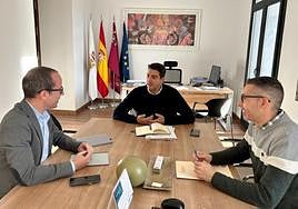 Un momento de la reunión del alcalde (c) y Martínez Gilabert (i).