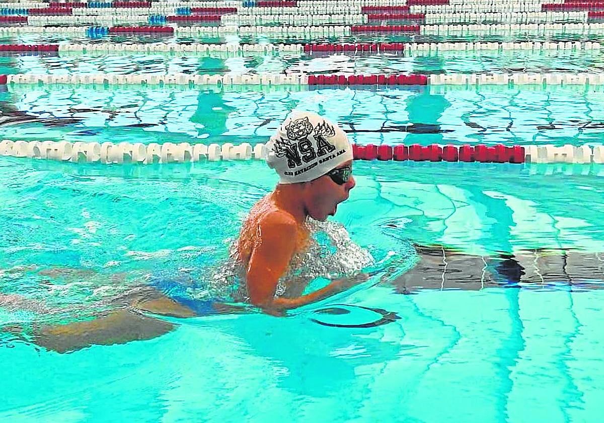 El joven y prometedor nadador Hugo Aroca, en acción.