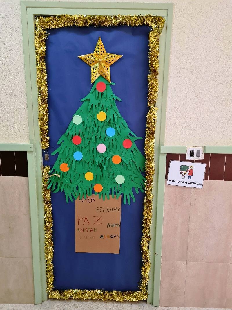I Concurso de decoración de Puertas Navideñas en el IES San Juan de la Cruz en Caravaca