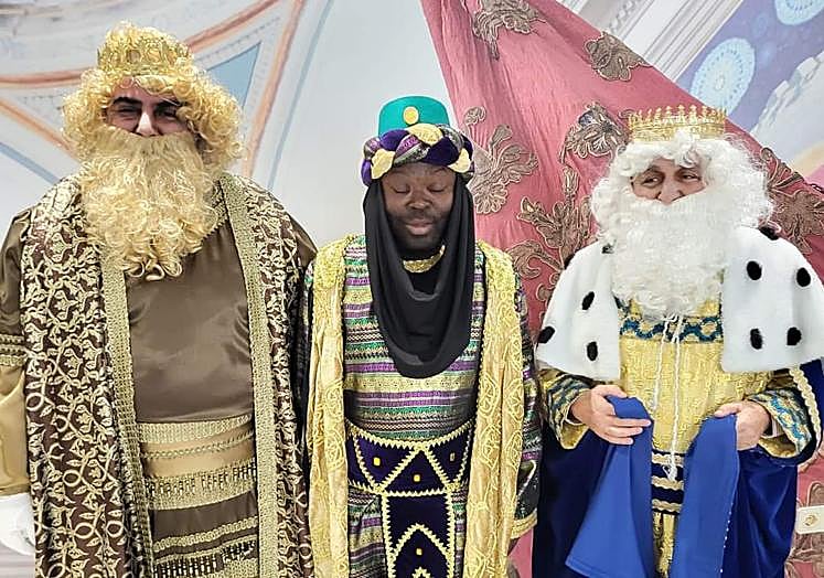 Manuel Mestre (a la derecha), caracterizado como el Rey Melchor.