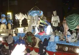 Una de las carrozas del desfile de Reyes, este viernes.