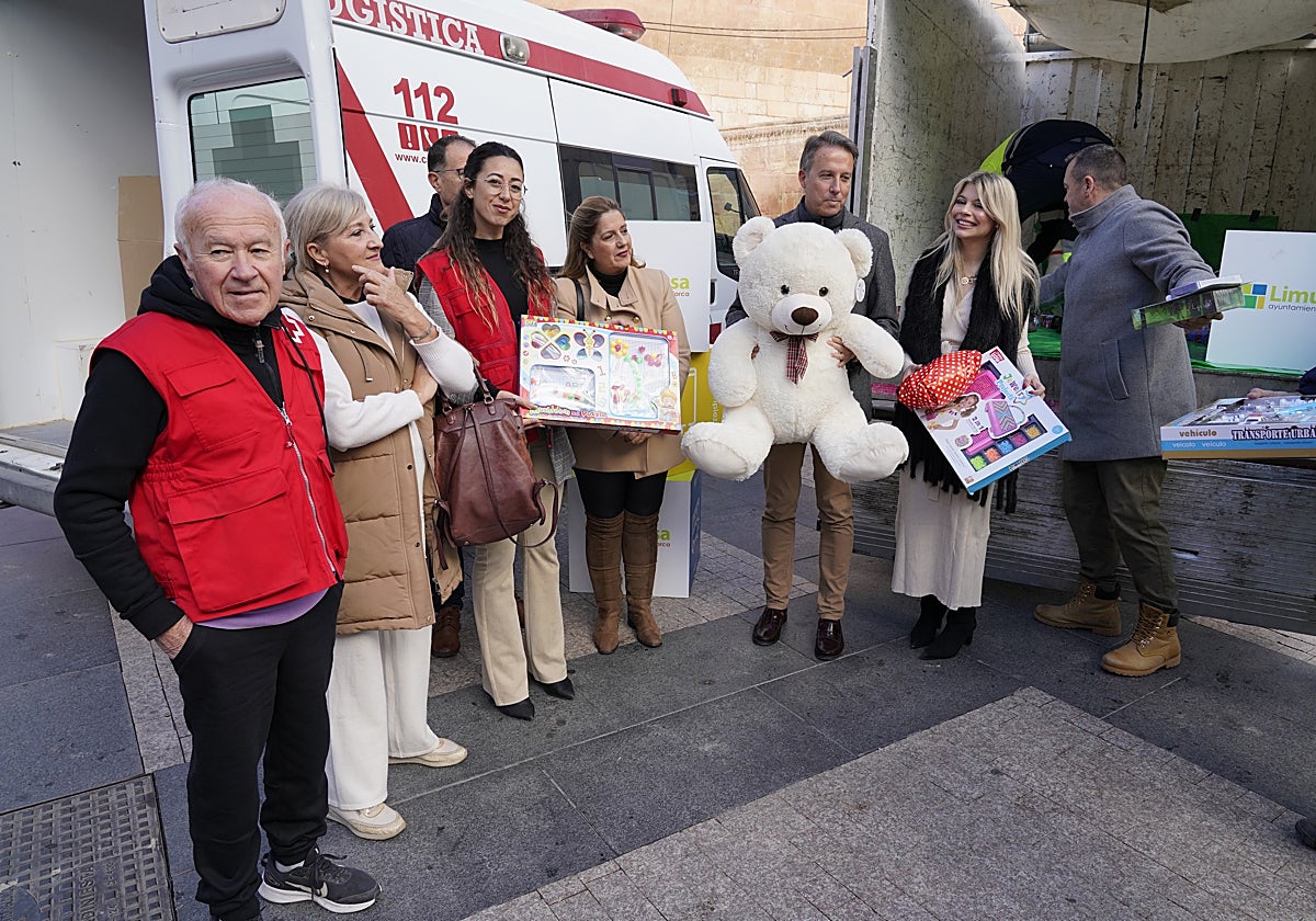 Entrega de juguetes de los empleados de Limusa a Cruz Roja.