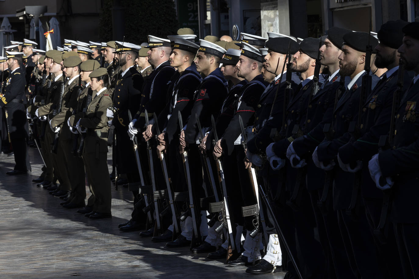 Desfile militar con motivo de la Pascua Militar en Cartagena, en imágenes