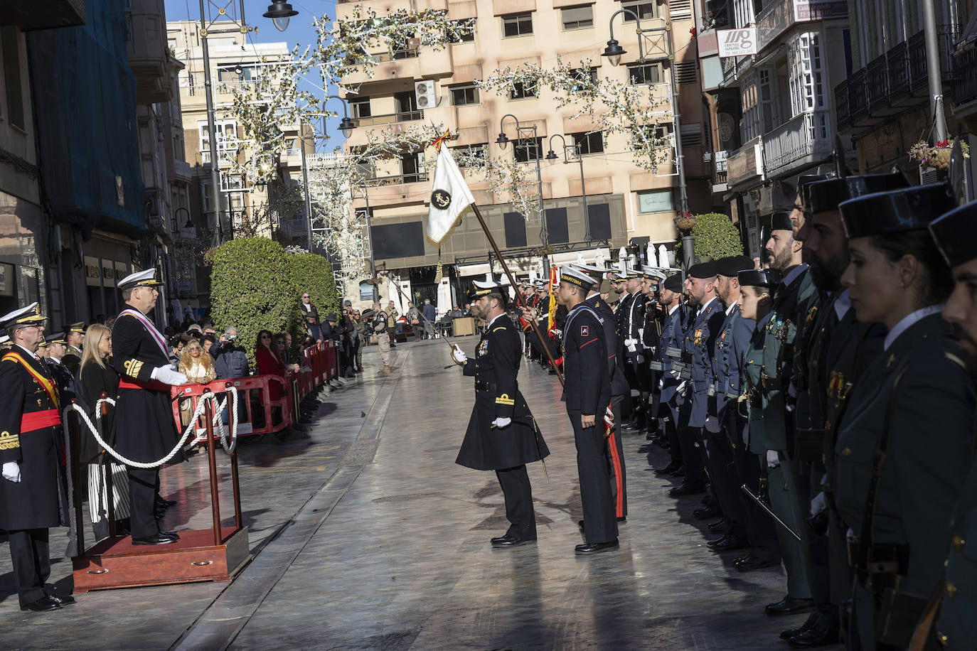 Desfile militar con motivo de la Pascua Militar en Cartagena, en imágenes