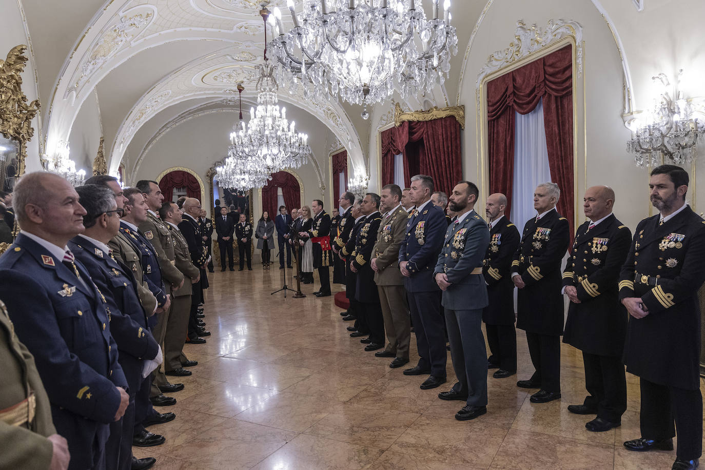 Desfile militar con motivo de la Pascua Militar en Cartagena, en imágenes