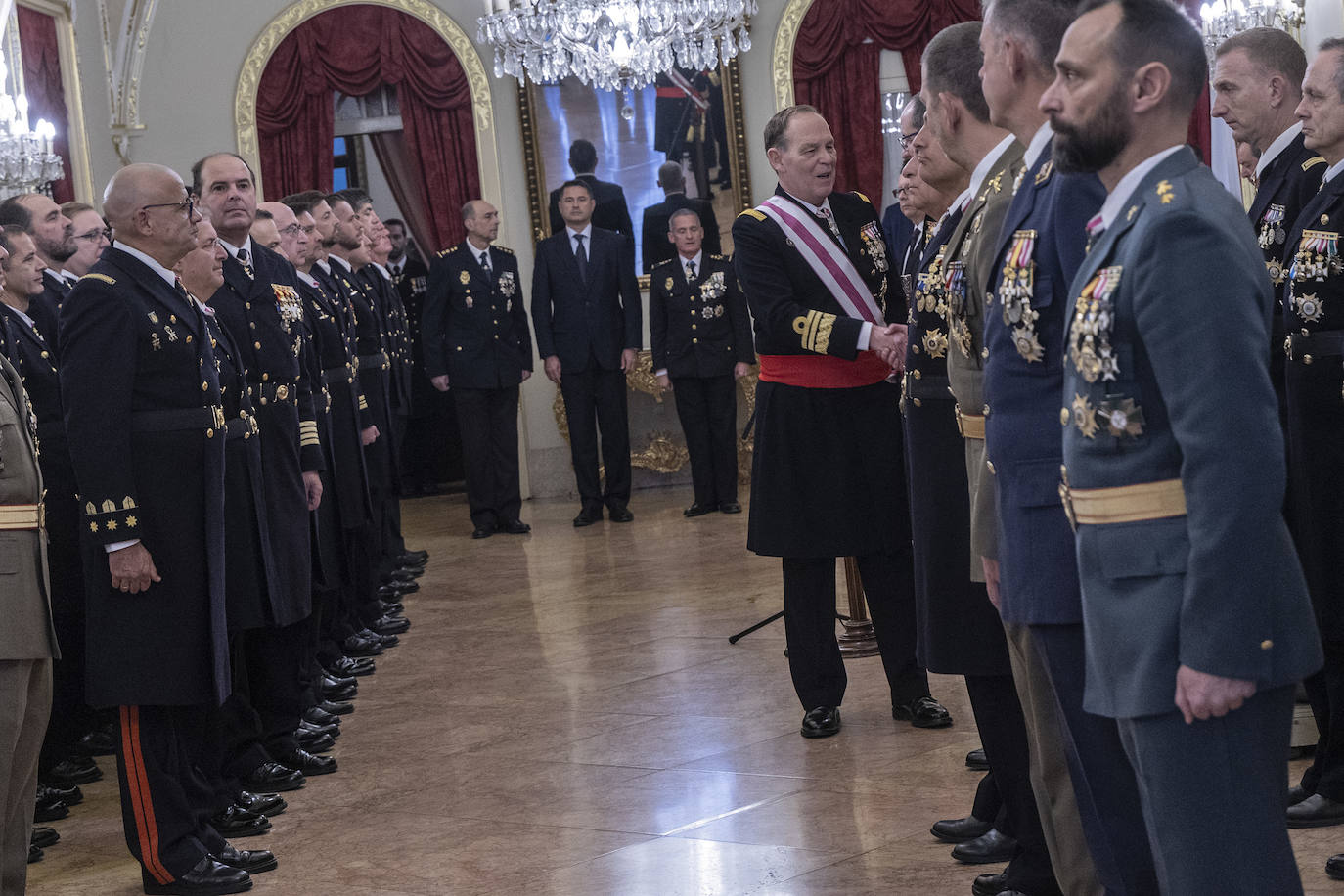 Desfile militar con motivo de la Pascua Militar en Cartagena, en imágenes