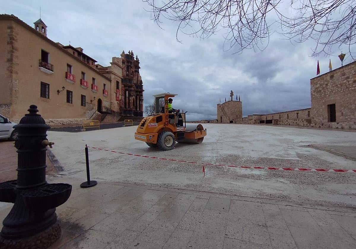 Una apisonadora trabaja en la explanada de la basílica, ayer.
