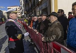 El vicealmirante Victoriano Gilabert se dirige al público asistente al desfile militar con motivo de la Pascua Militar, este sábado frente a Capitanía General.