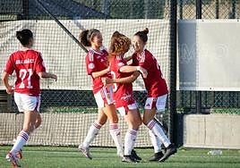 Las jugadoras del Real Murcia celebran un gol en el José Barnés ante el SPA Alicante.