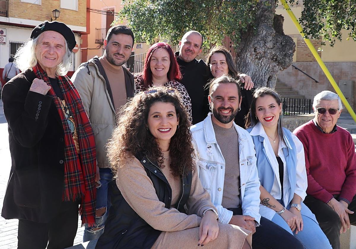 El poeta (i), acompañado de los integrantes de la junta directiva.