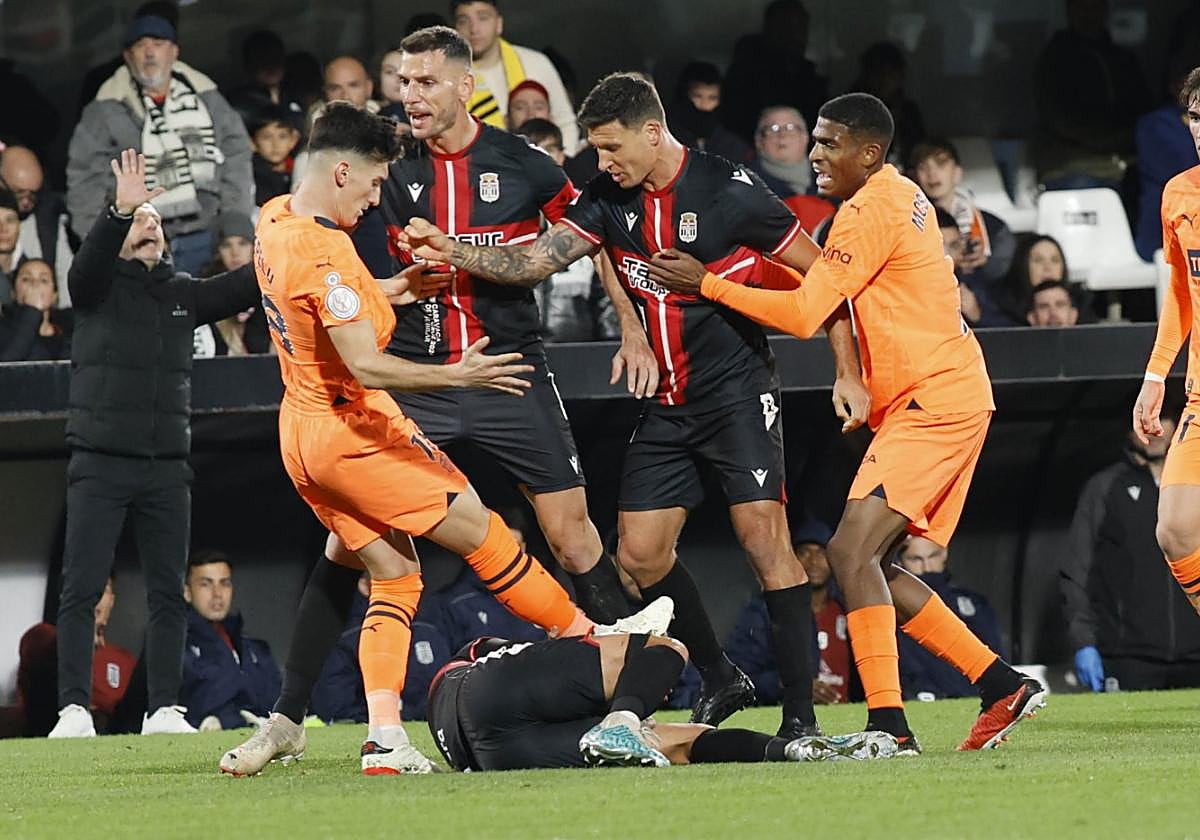 Musto y Alcalá zarandean a Pepelu, con Mosquera sujetando al argentino y Luis Muñoz tendido en el césped, anoche en el Cartagonova.