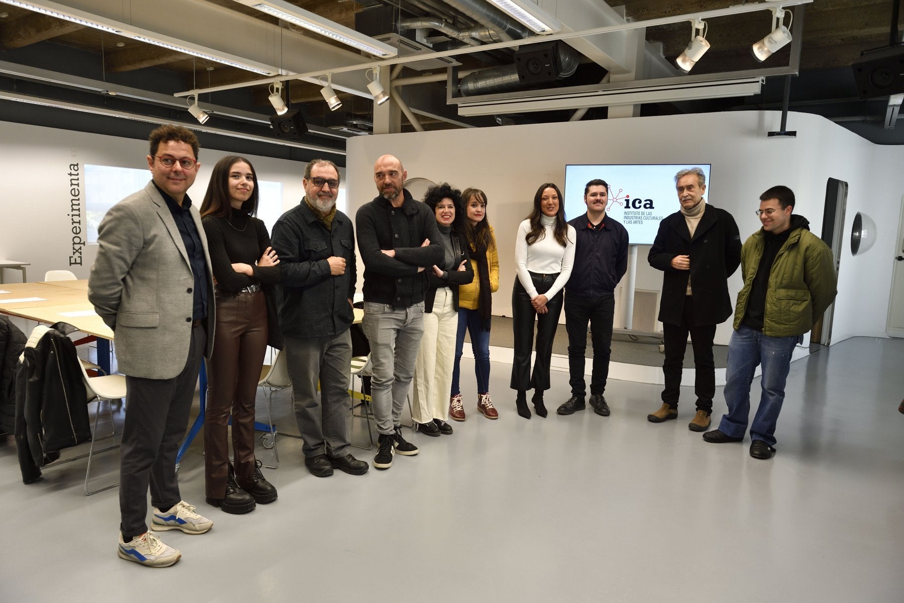 Participantes del programa ICA Nexo Joven junto a Manuel Cebrián (director del ICA) y la consejera de Cultura, Carmen Conesa.