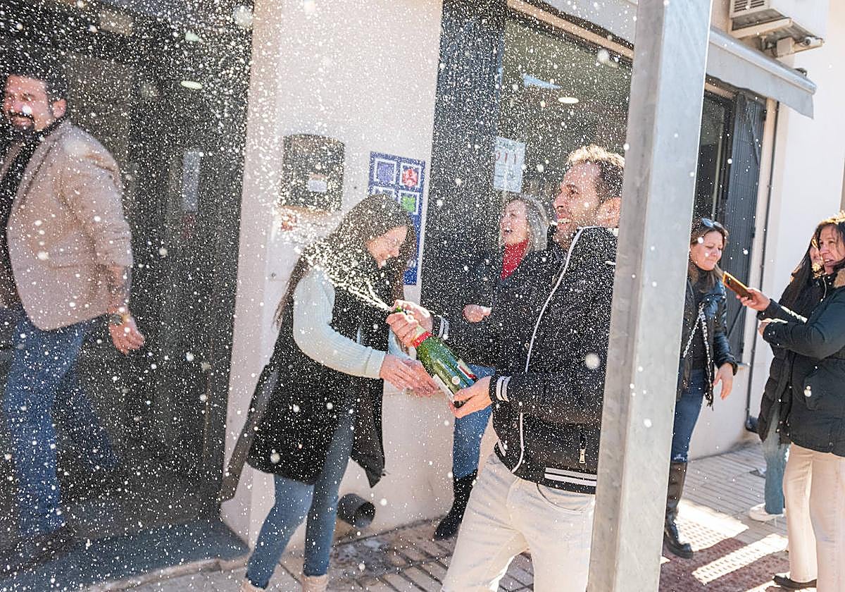 Ganadores de la Lotería del Niño 2024 celebran el primer premio