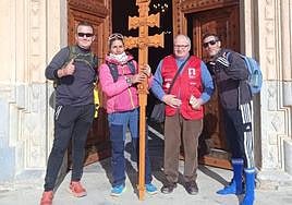 Los tres peregrinos, junto al voluntario Cosme Reales, ayer, a las puertas de la basílica.
