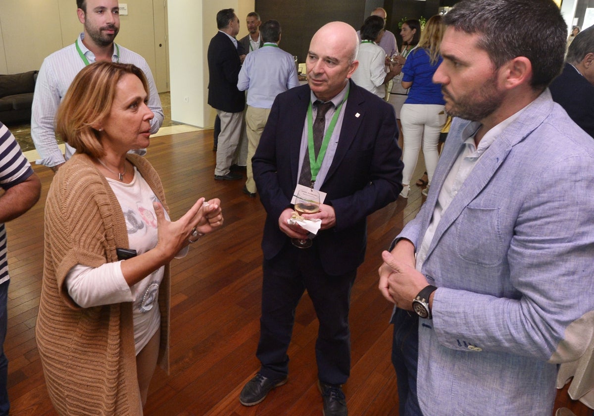 Martínez Nieto, en el centro, charla con el por entonces consejero Antonio Luengo y la política griega Theopisti Birliraki, en una foto de archivo.