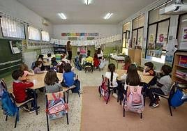 Alumnos de infantil atienden en clase en un colegio de Murcia, en una imagen de archivo.