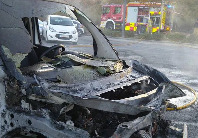 One of the cars burned in the parking lot of the Malecón de Murcia.