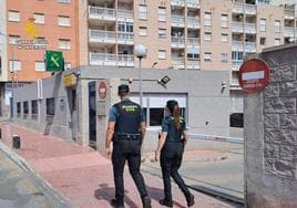 Dos agentes caminan frente al cuartel de la Guardia Civil de Torrevieja.