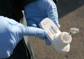 Un guardia civil muestra un test de drogas, en una foto de archivo.