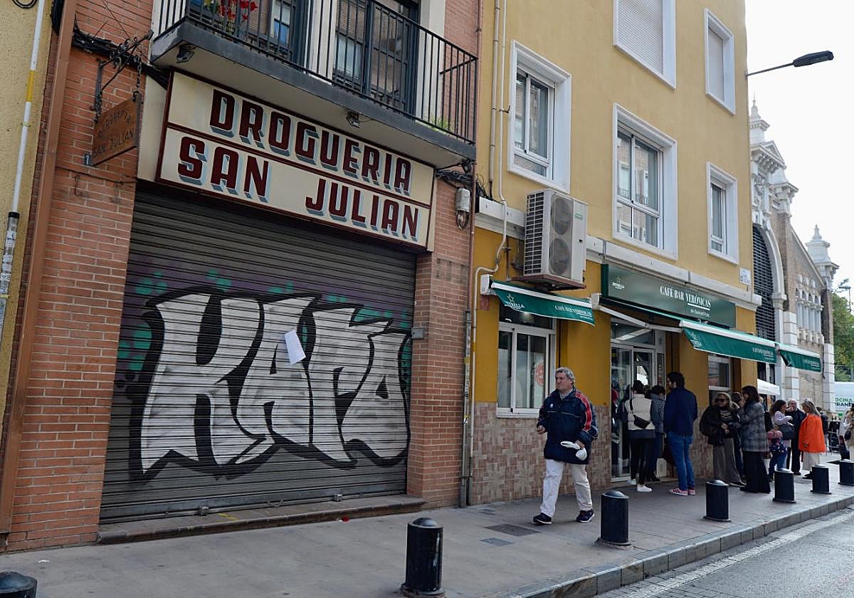 La droguería echó la persiana la víspera de Reyes, llevándose un pedazo de historia del barrio con ello.