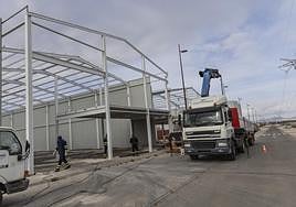 Un grupo de obreros de la empresa Talnamadi construye dos naves en la calle Calcio del polígono industrial Los Camachos.