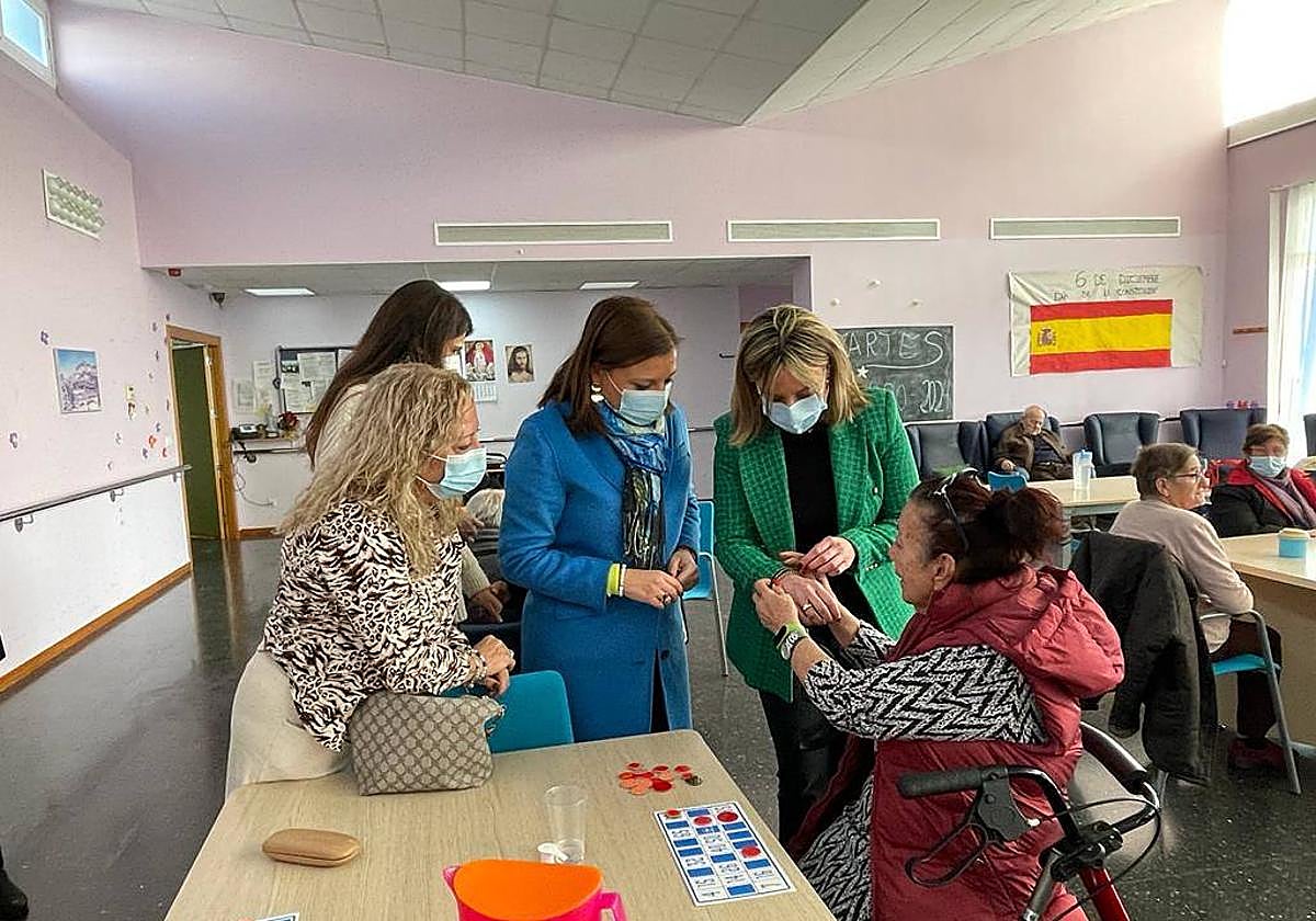 Visita de Conchita Ruiz y Catalina Herrero al centro de día y la residencia de personas con discapacidad, situada en el centro de equipamientos sociales Reina Sofía de Fortuna.