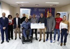 Acto de entrega del cheque de la carrera San Silvestre a la asociación Asdifilor.