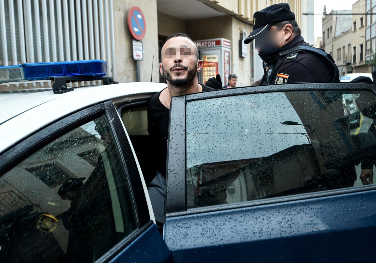 El detenido, acompañado por agentes de la Policía Nacional.