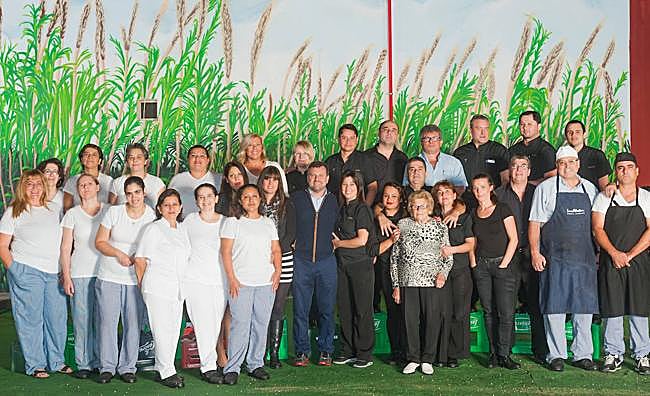 Parte de la plantilla de 63 trabajadores del restaurante Toremolinos, junto a los hermanos Gracia y Concha Ibáñez -fallecida en 2020-, en una imagen de archivo.