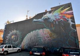 'Hippocampus'. Caballito de mar pintado por La Compañía de Mario en 2021 junto a una zona de aparcamiento del centro del municipio de Los Alcázares.