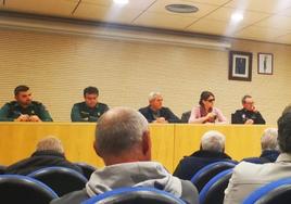 Reunión entre los vecinos, el alcalde y los mandos policiales.