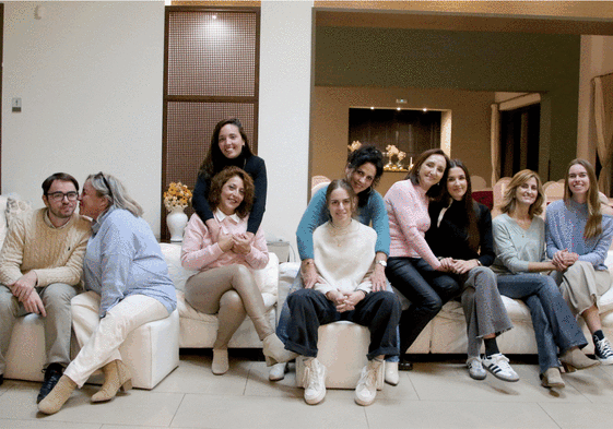 Con sus madres, hace ocho años y ahora. Alejandro Poveda, Maite García, Laura Fernández, Clara Bayón y Patricia Garre (de izquierda a derecha).