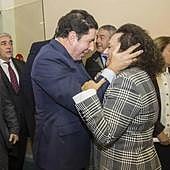 Antonio Sevilla saluda a Yolanda Muñoz, en la toma de posesión de esta en el Puerto en 2019.