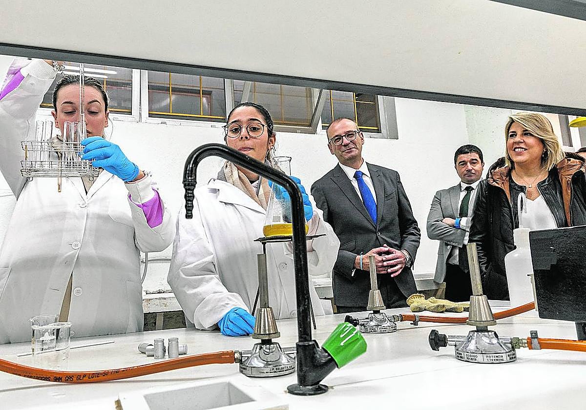 El consejero de Educación, Víctor Marín, y la alcaldesa, este miércoles, en un laboratorio del instituto.