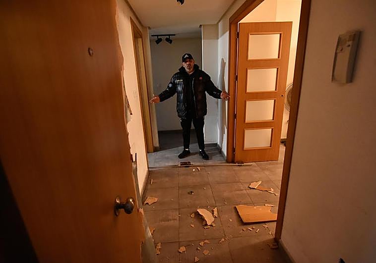 Uno de los inquilinos del bloque de viviendas de La Alberca muestra el destrozo que provocaron en la puerta de su casa.