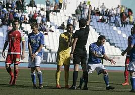 Mackay, portero del Real Murcia, ve la tarjeta amarilla en la visita del Real Murcia al Álvarez Claro en diciembre de 2018.