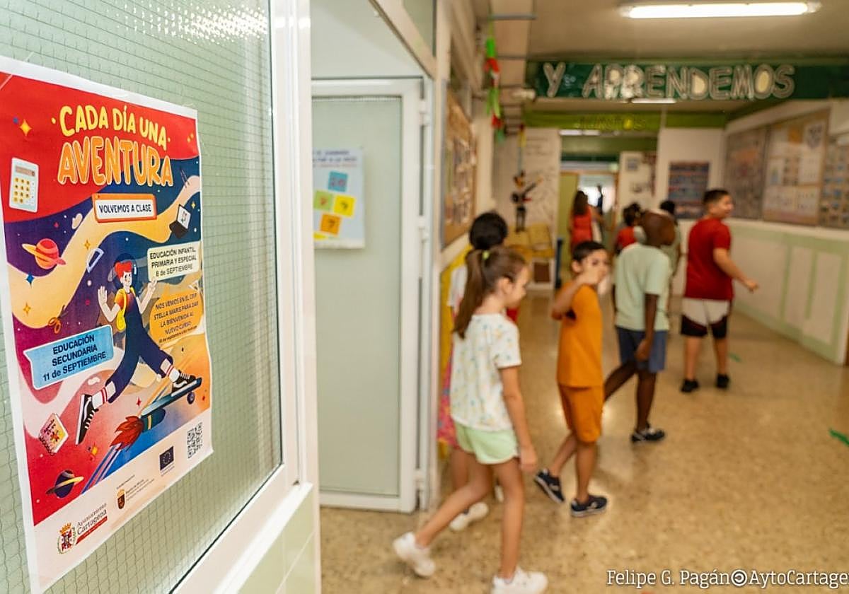 Un cartel de la campaña 'Cada día una aventura', en un colegio de Cartagena.