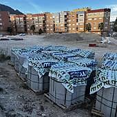 Materiales apilados en la zona.