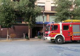 Los Bomberos, en el portal de la calle Obispo Rocamora donde se ha producido el incendio.