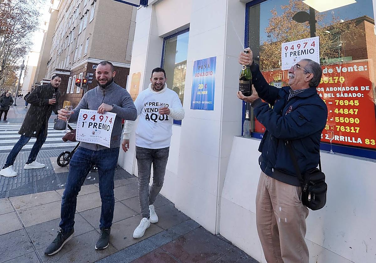 Trabajadores de una de las administraciones que repartió el primer premio de la Lotería del Niño celebran la venta.