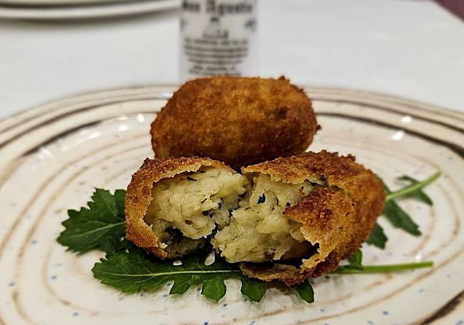 Croqueta de gachamiga con orugas.