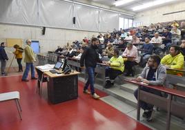 Los opositores para el Servicio Murciano de Salud (SMS) durante el primer examen, en la Facultad de Economía y Empresa de la Universidad de Murcia.