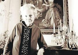 Una de las últimas fotos que se conservan de Dulce María Loynaz, posando apoyada en su amado piano y con Santa Casilda detrás.