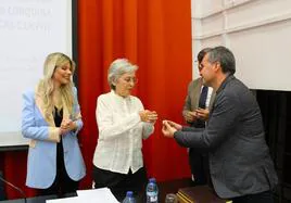 La catedrática María Arcas recibe la insignia de plata de manos del presidente de la Asociación de Amigos del Museo Arqueológico ante la concejala Belén Diaz.
