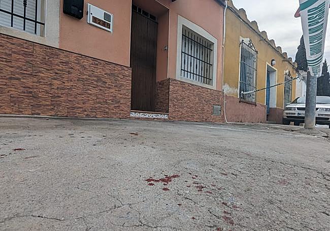 Restos de sangre en la puerta de la vivienda donde ocurrió el suceso.