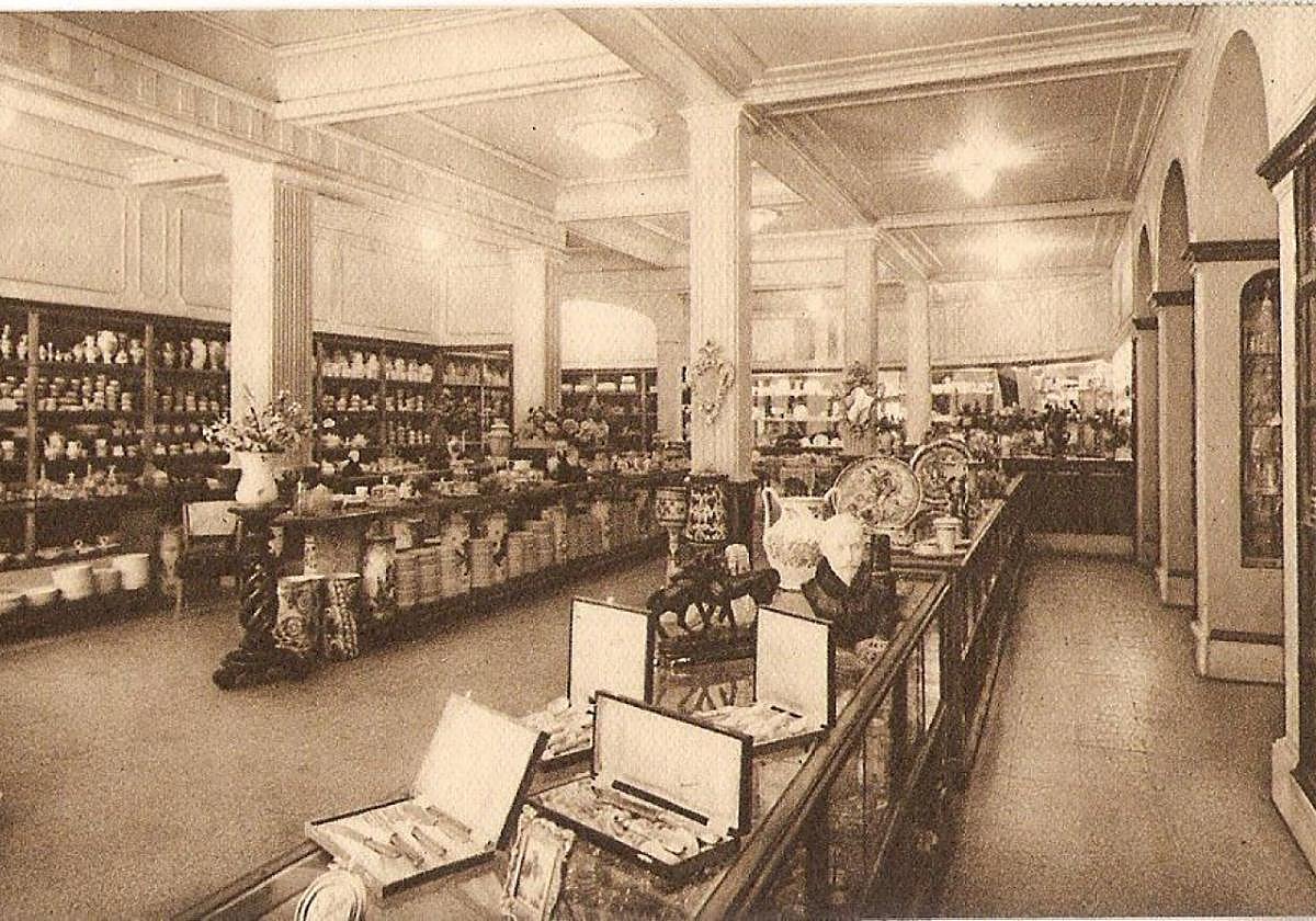 Pioneros. Los primeros grandes almacenes de la ciudad, en la calle Trapería, llamados 'La Alegría de la huerta' y donde también se anunciaban grandes rebajas llegado el mes de enero.