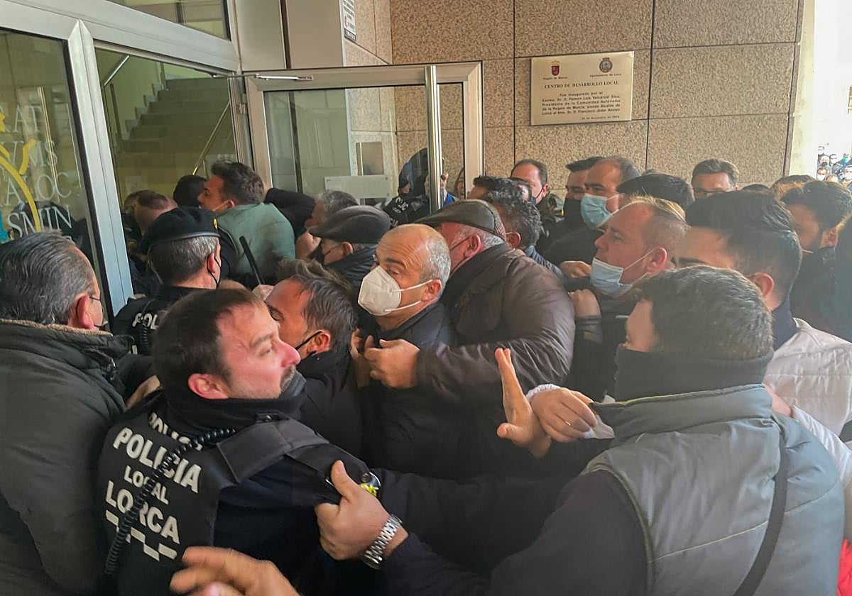 Momento en el que los ganaderos rompen el cordón policial el 31 de enero de 2022.