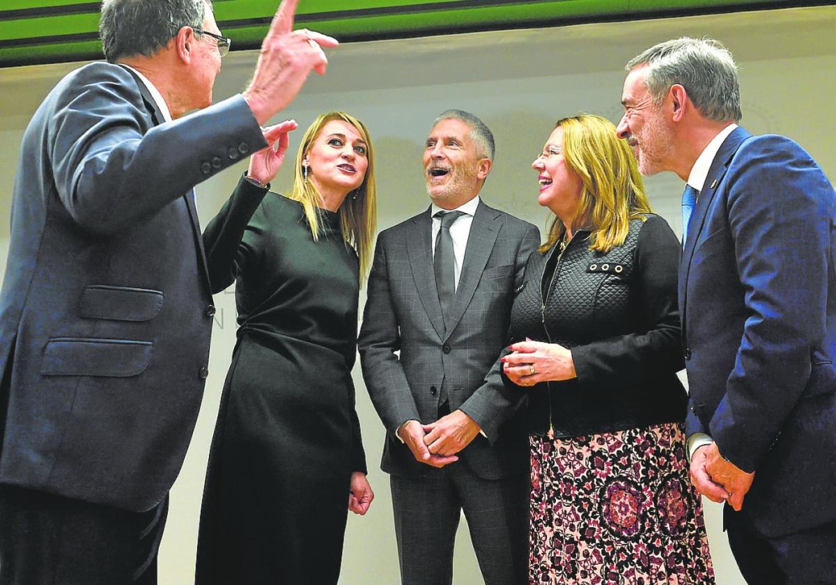 El alcalde de Murcia, José Ballesta; la nueva delegada del Gobierno en la Región, Mariola Guevara; el ministro del Interior, Fernando Grande-Malaska; la presidenta de la Asamblea, Visitación Martínez, y el exdelegado del Gobierno, Francisco Jiménez, el pasado lunes en la toma de posesión de Guevara.