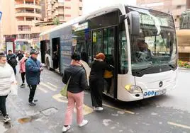 Usuarios suben al autobús de la línea del hospital.